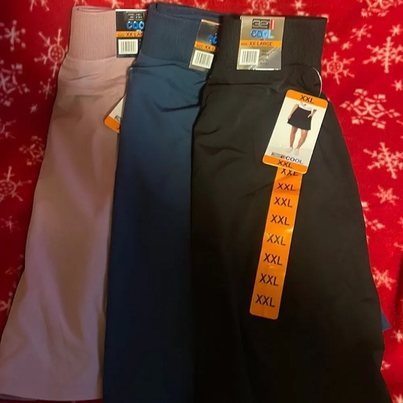 WOMEN'S FLYWEIGHT WOVEN SKORT 3 Count - Picture 1 of 12